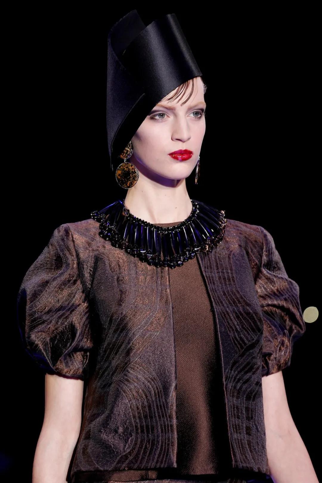 女明星红毯造型少不了它？网友：论优雅，还得是Armani的设计