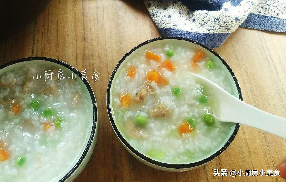 鸭子皮厚脂肪多，做粥之前简单处理一下，再下锅煮粥就不会油腻了