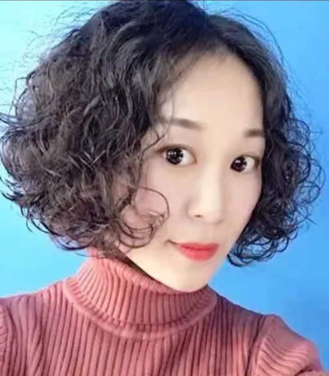 女人过了50岁发型首选烫小卷,50岁女人烫满头小卷