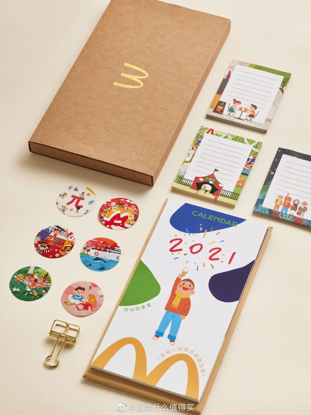 卡姿兰x必胜客的“下午茶”主题彩妆包装,梦回爱丽丝