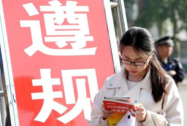 一分钟讲清楚考公务员,国考难考的十大部门