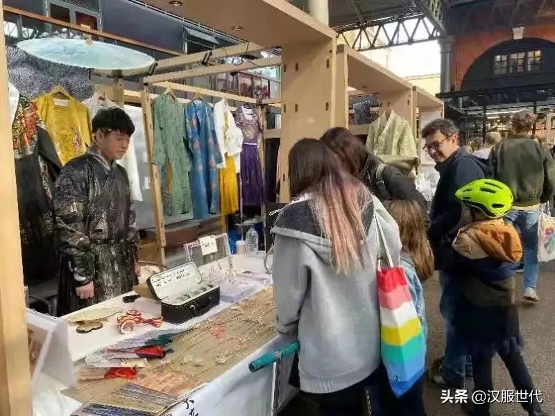 在国外摆摊试穿汉服,欧洲卖汉服生意好吗