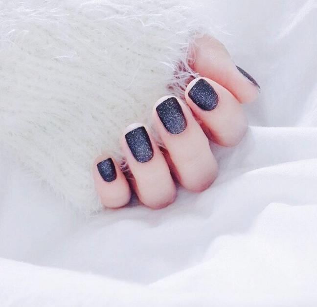 万能的亮片美甲不仅让你的指尖更出众，还会让你拥有好心情哦！