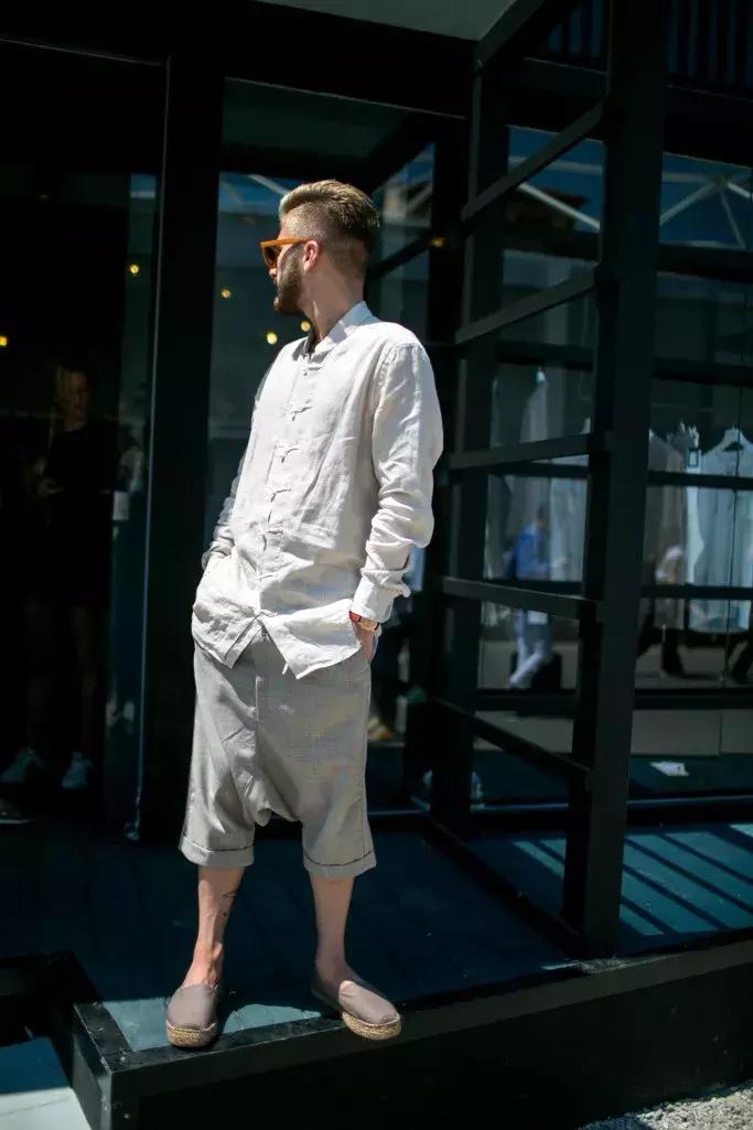 纯亚麻细布衬衫非常适合夏季穿着,白色亚麻衬衫又薄又透里面怎么穿