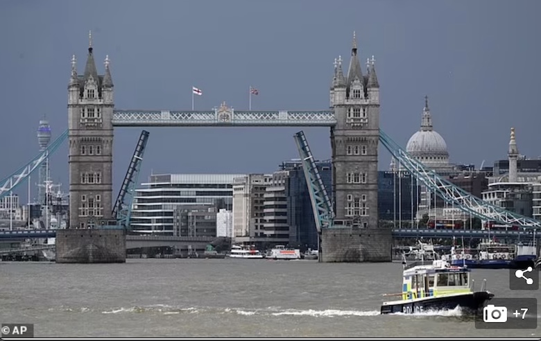 伦敦塔桥被卡住,伦敦塔桥被卡在空中