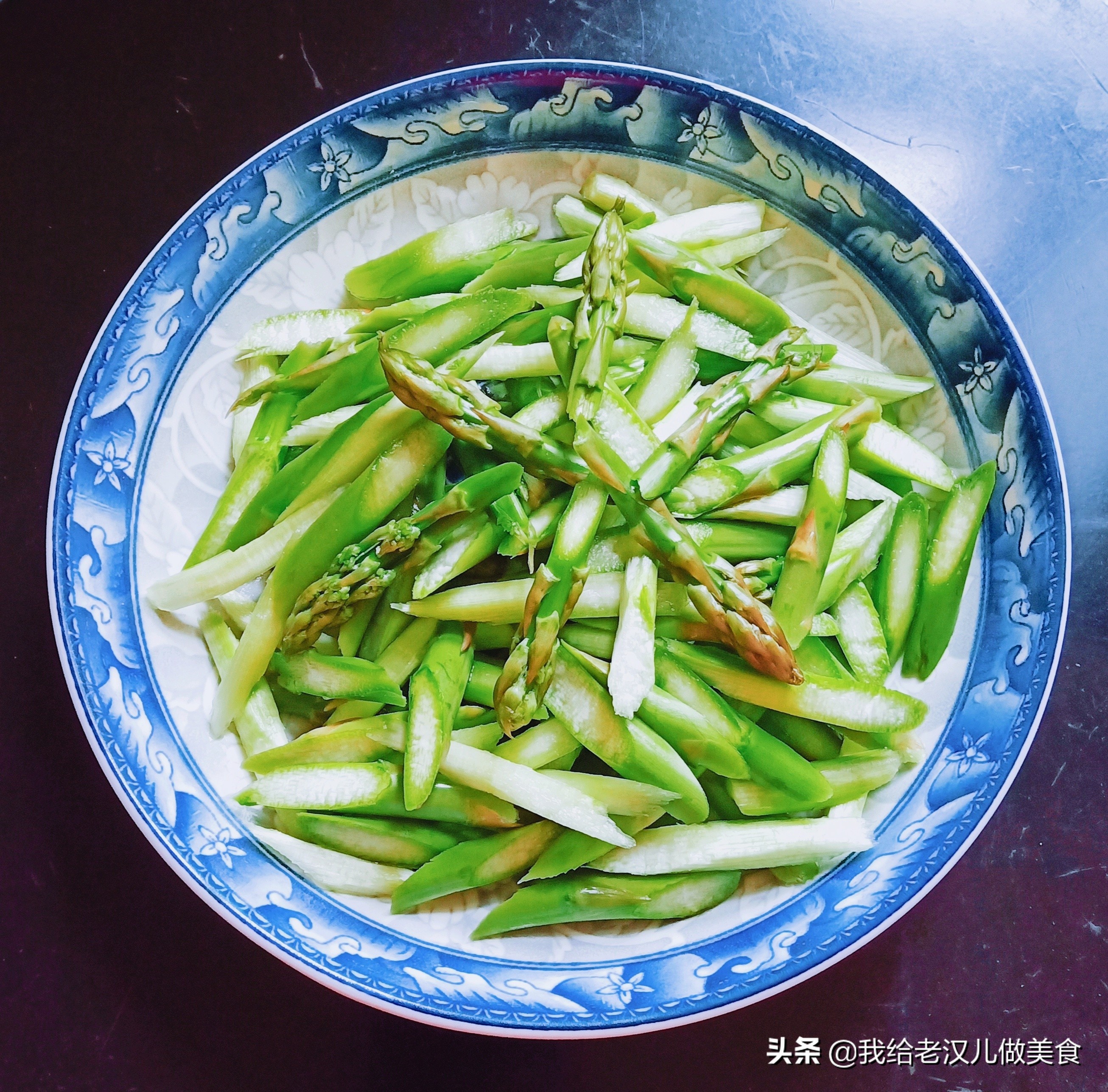 芦笋是什么笋?错了,它是韭葱蒜的亲戚,配泡椒肉丝爆炒微辣爽口