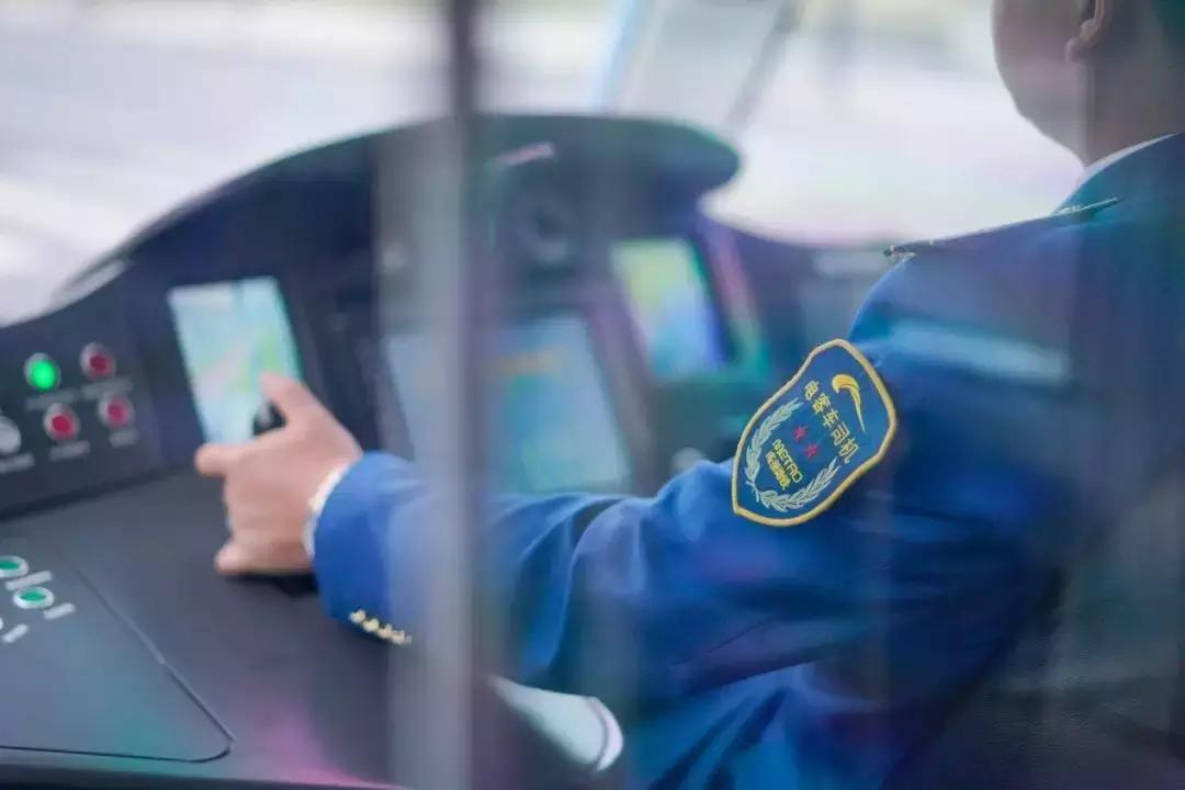 “丁丁猫”400块交通安全标志全面安装到位，本月底开通！