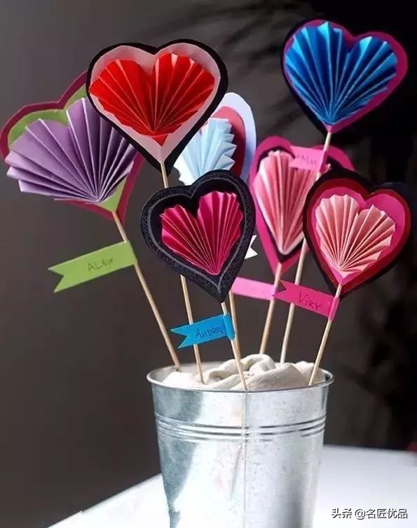 看别人剪新年剪纸很好看,怎么用剪刀来剪新年剪纸