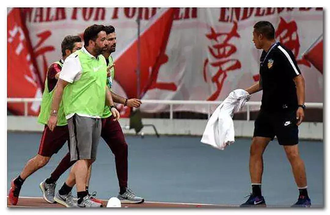 足球场上吐痰不怕滑铲弄到身上吗,为啥足球运动员吐痰