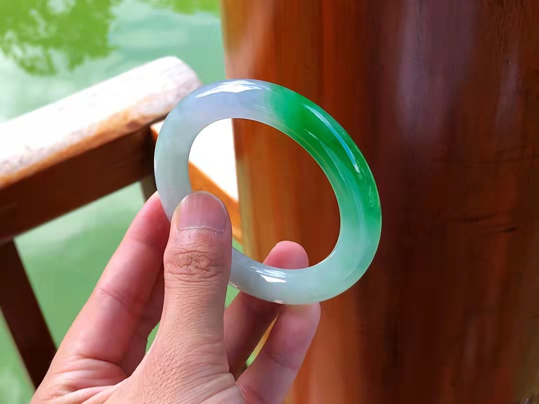 最好看的冰种翡翠手镯,怎么挑冰种翡翠手镯