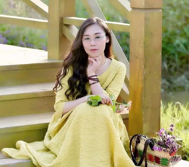 评胭脂茉莉《这独一无二的人间》现实主义在诗中的更新与践行意义