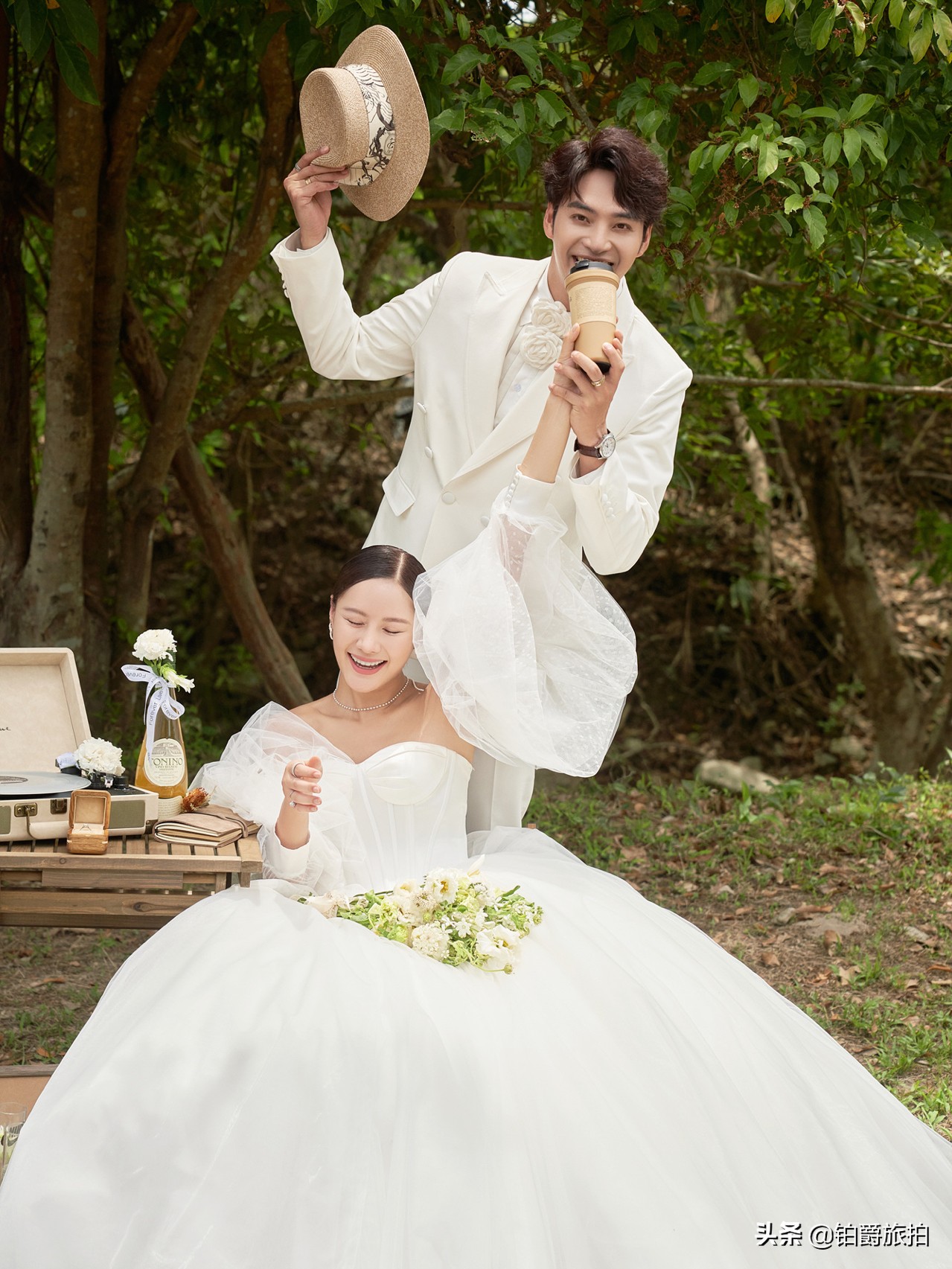 又是一款让人心动的缎面婚纱,美到忍不住收藏的几组婚纱照