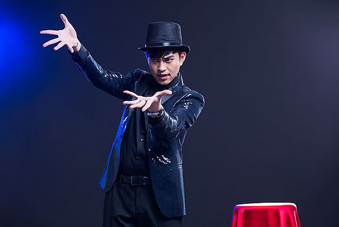 宴会上，国宝九龙杯失窃，周恩来只用一招，让外宾主动上交