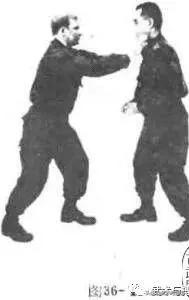 被敌人抓住衣服该怎么打,被对手抓住怎么快速解决