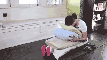 大姨妈来了做什么瑜伽动作最好,大姨妈来了缓解疼痛瑜伽动作