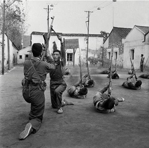 如何用枪把飞机打下,怎么用枪打飞行器