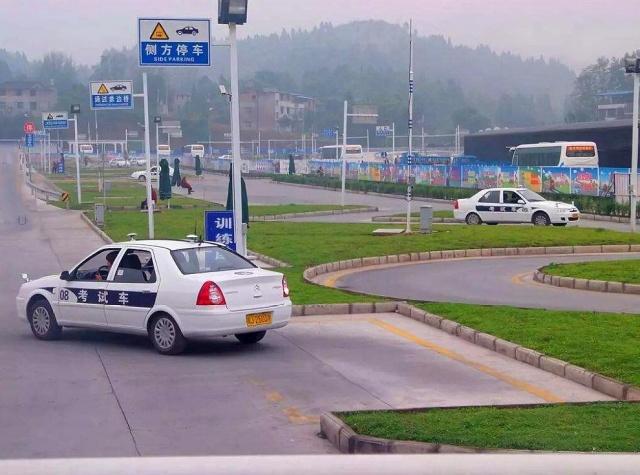 学车抬离合松刹车,学车踩离合转方向盘技巧