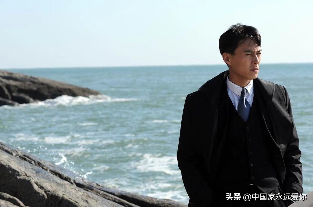 靳东44岁老婆晒带娃照,靳东宠女人