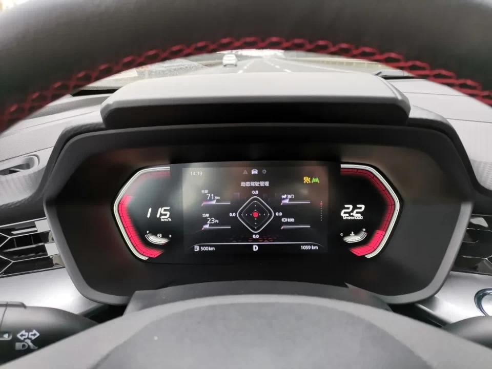 试驾名爵mg5手动挡红色,试驾名爵mg1.5