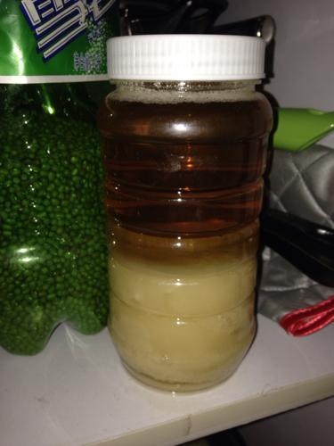 蜂蜜放久了有白色固体还有气,蜂蜜放久了出现渣渣还能吃吗