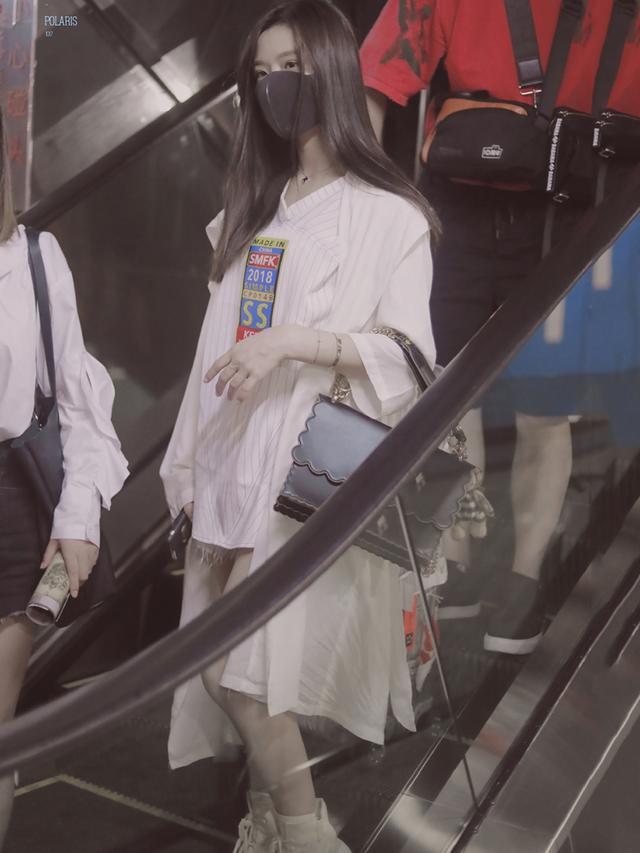 陈意涵超深v吊带长裙,陈意涵机场穿牛仔衣