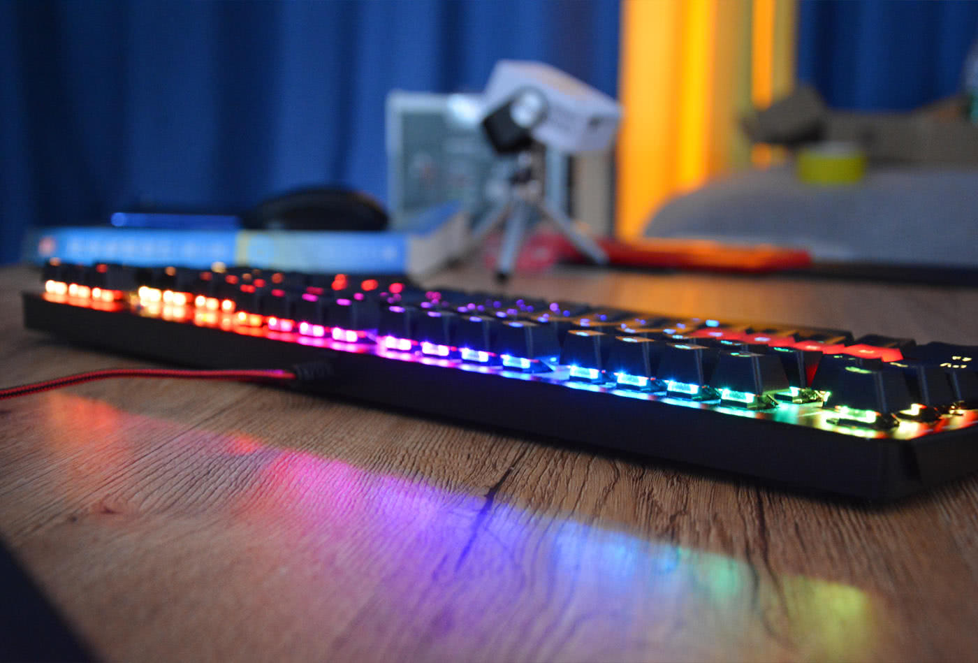 双飞燕q865光轴机械电竞键盘,双飞燕机械键盘975