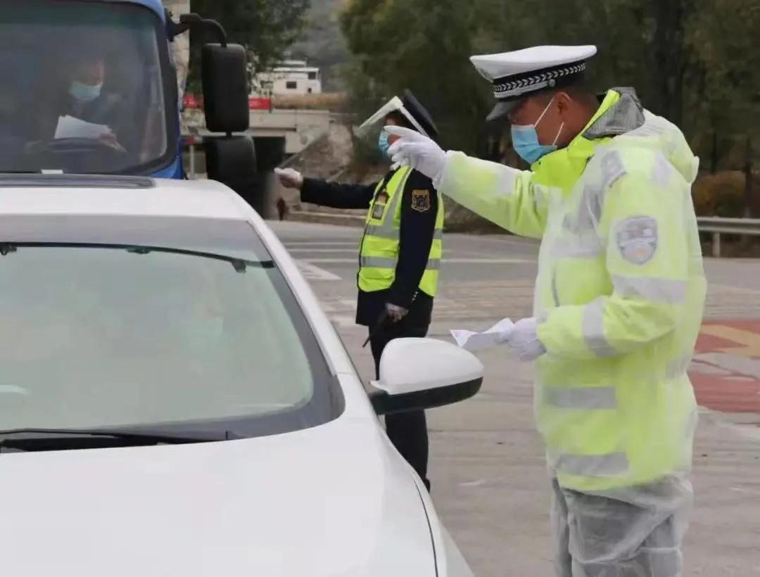 战疫情冰城交警义无反顾坚守一线,疫情期间交警坚守岗位在战斗