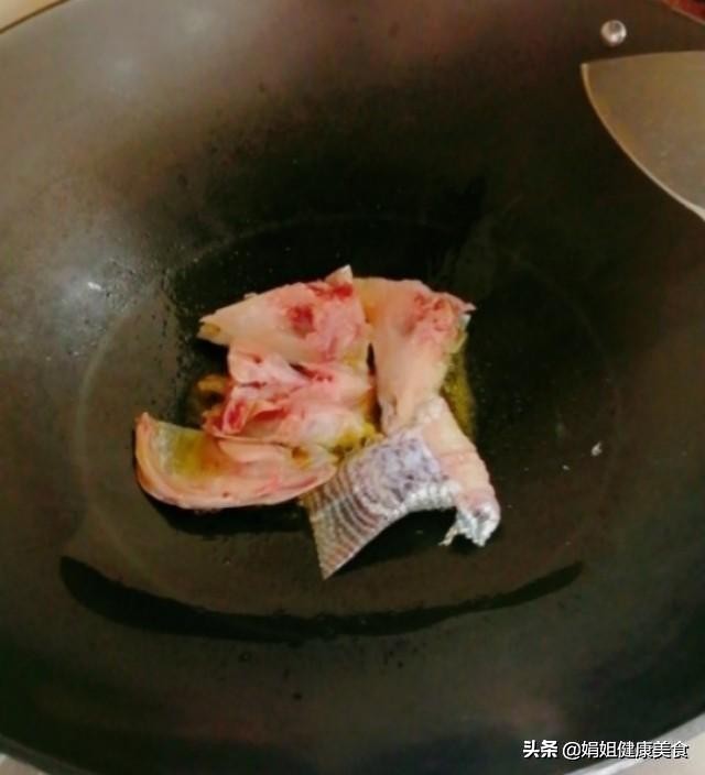 给老妈妈做个鲫鱼豆腐汤,鱼头豆腐汤孩子最爱