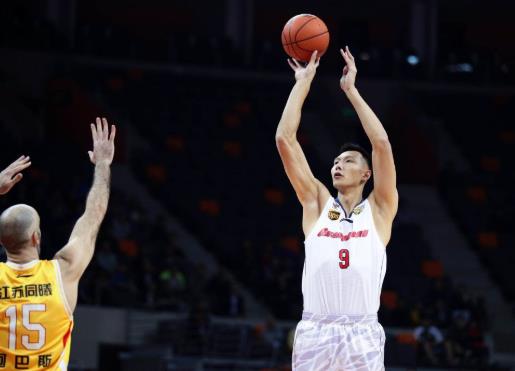 易建联惨遭隔扣,易建联受伤的瞬间