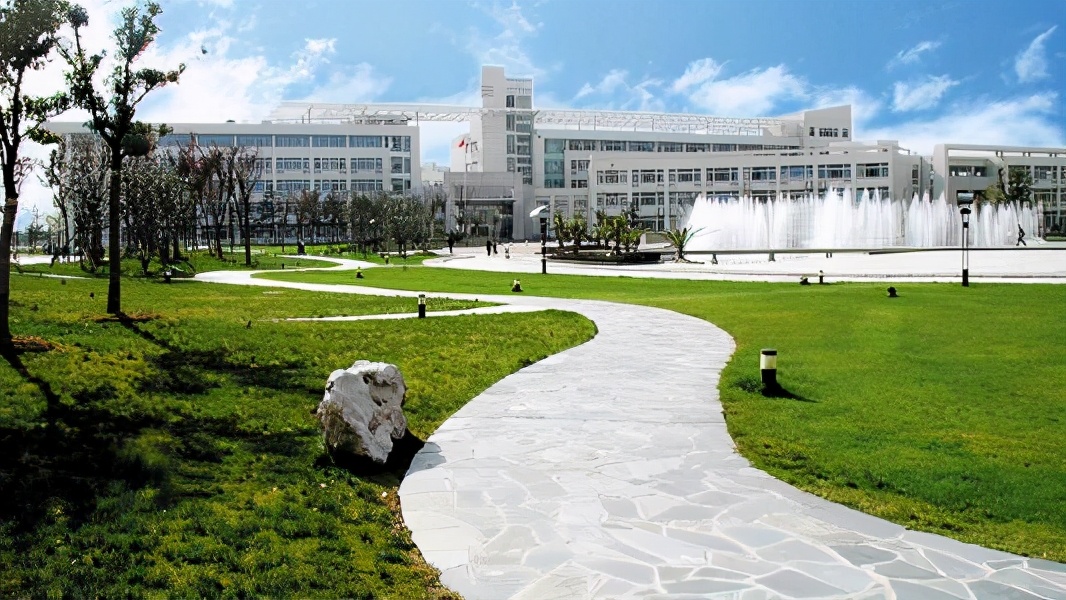 这所工业大学位于魔都,虽然名字中带第二,但却深受考生家长喜爱