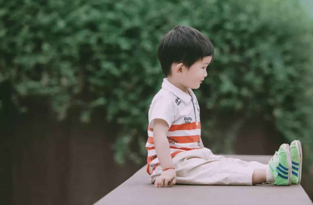 男孩偷用妈妈化妆品,儿子偷用妈妈香水