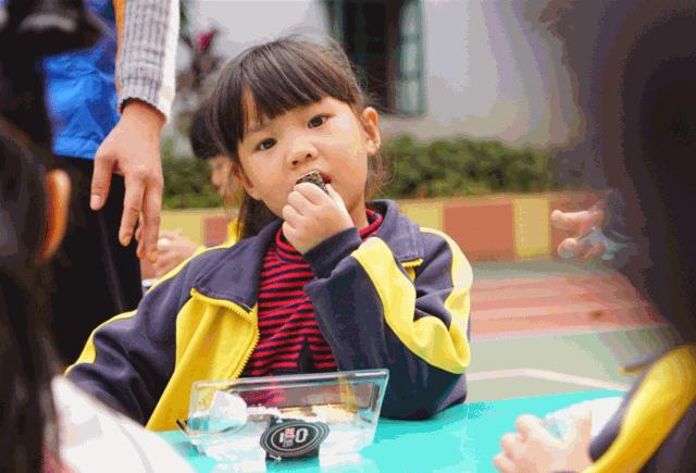 冬日里的温暖传递,冬日的温暖和幸福在彼此间传递