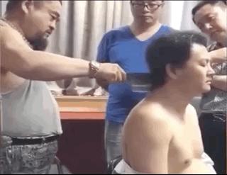 老人拿菜刀砍人原因,老人拿菜刀砍伤人事件