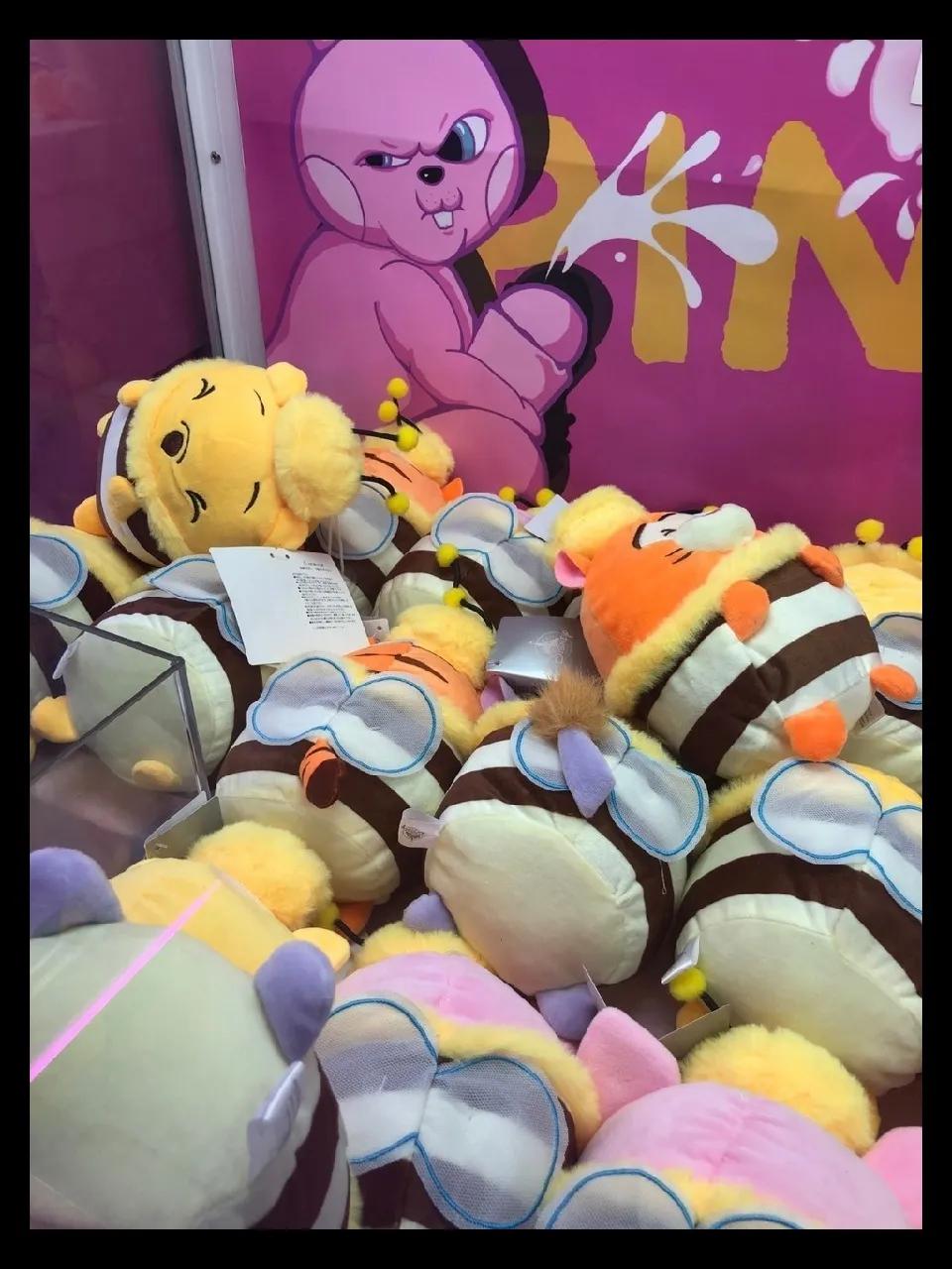 米奇、轻松熊、皮卡丘...西安正版娃娃机店！抓到就是赚