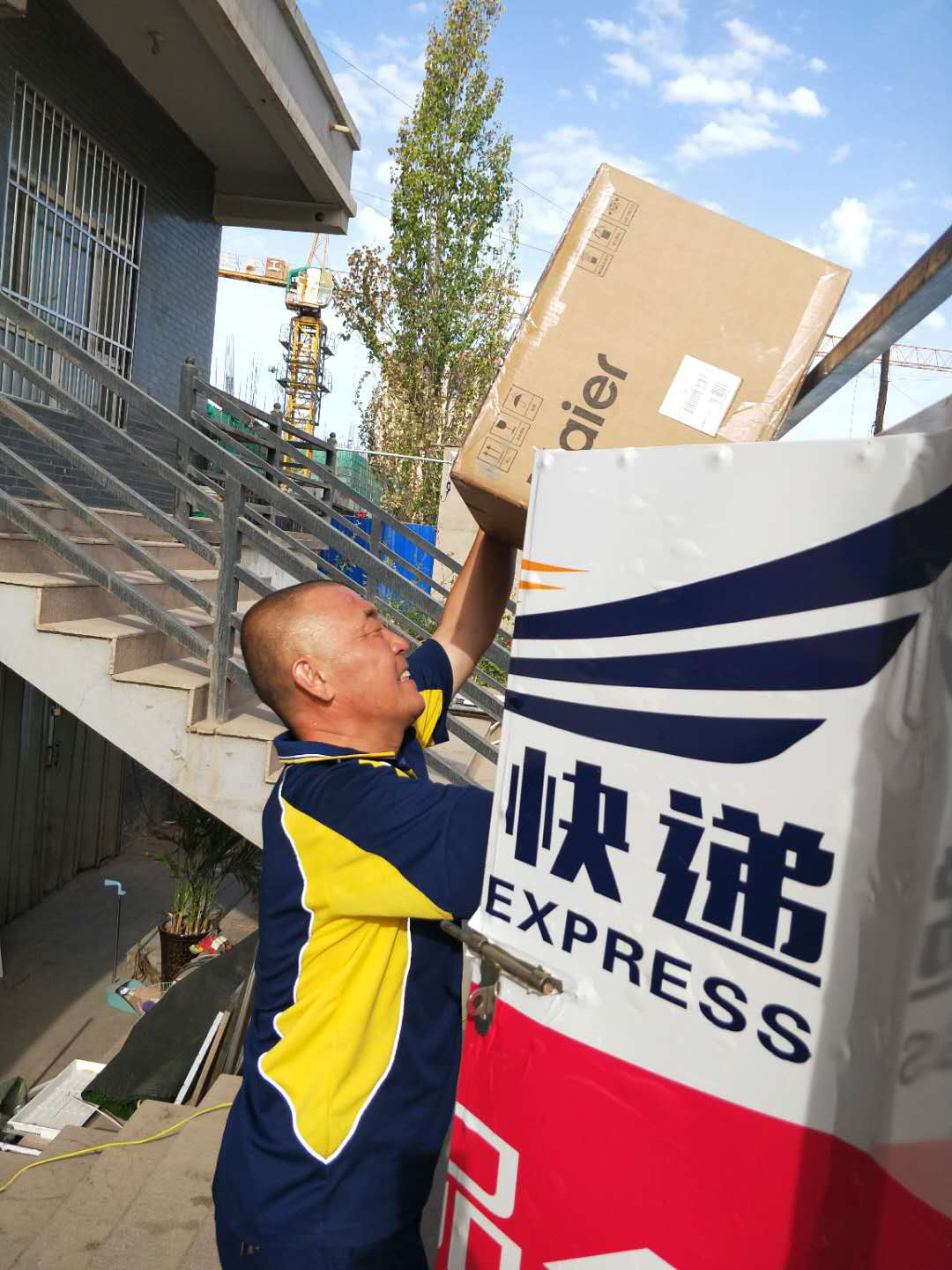 夏日快递不降温，冒酷暑品骏小哥在飞奔