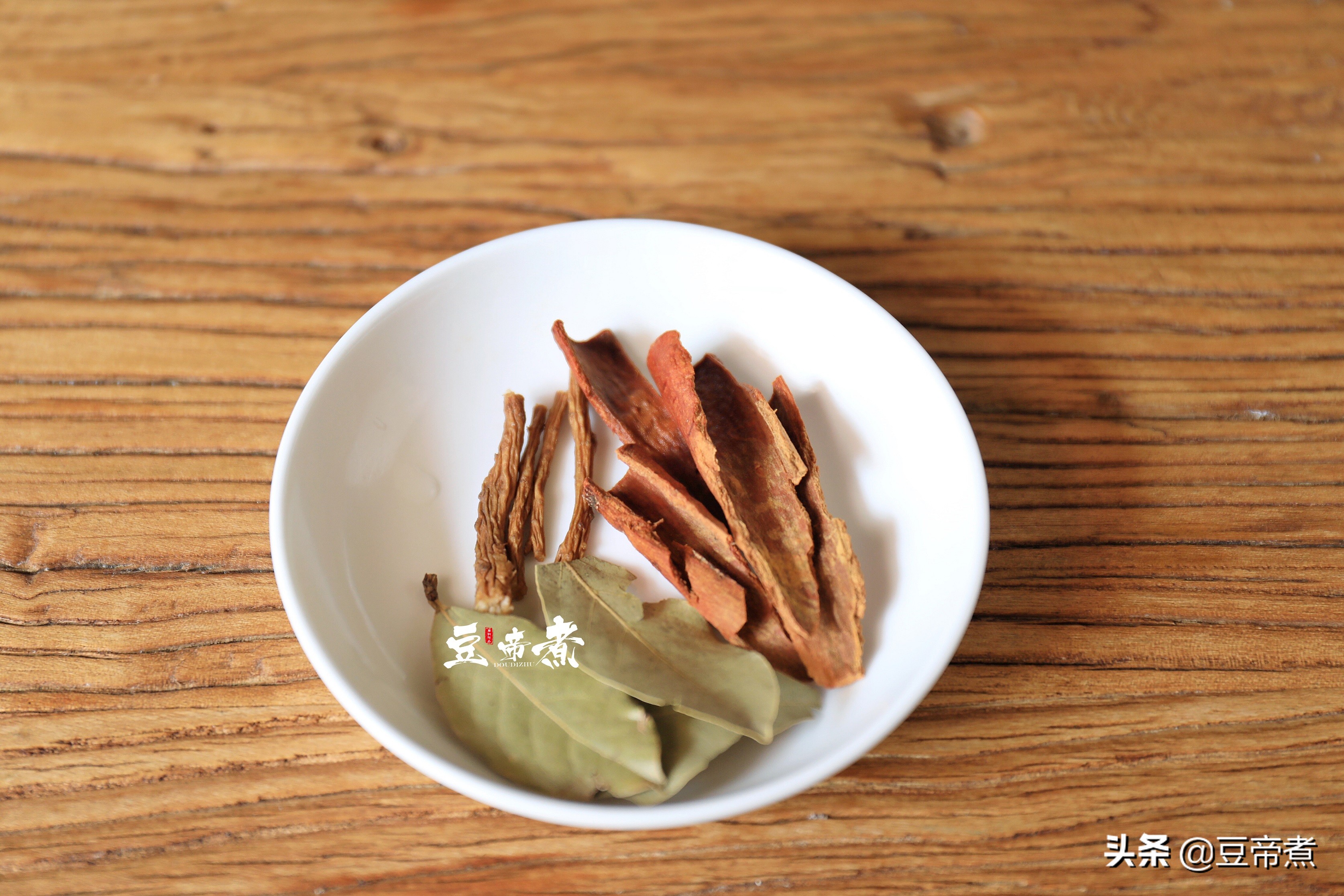 在朋友圈火了，整鸭入锅不用一滴水，鸭肉细嫩好吃，让人垂涎三尺