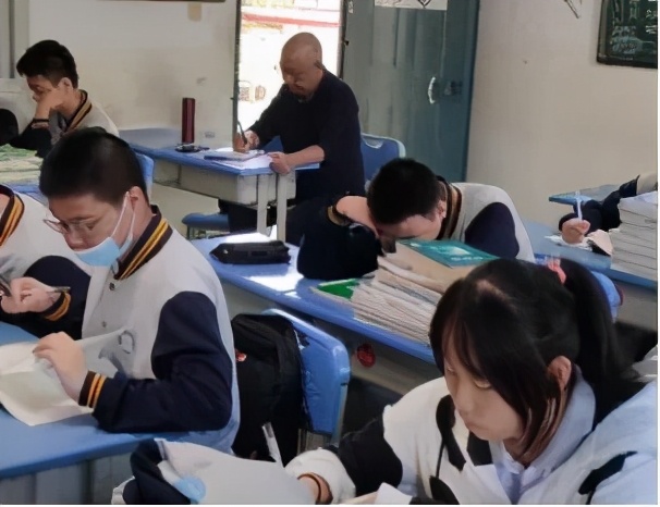 立足校情深入课堂教学视导助力发展——县教师进修校到侨中开展教学视导