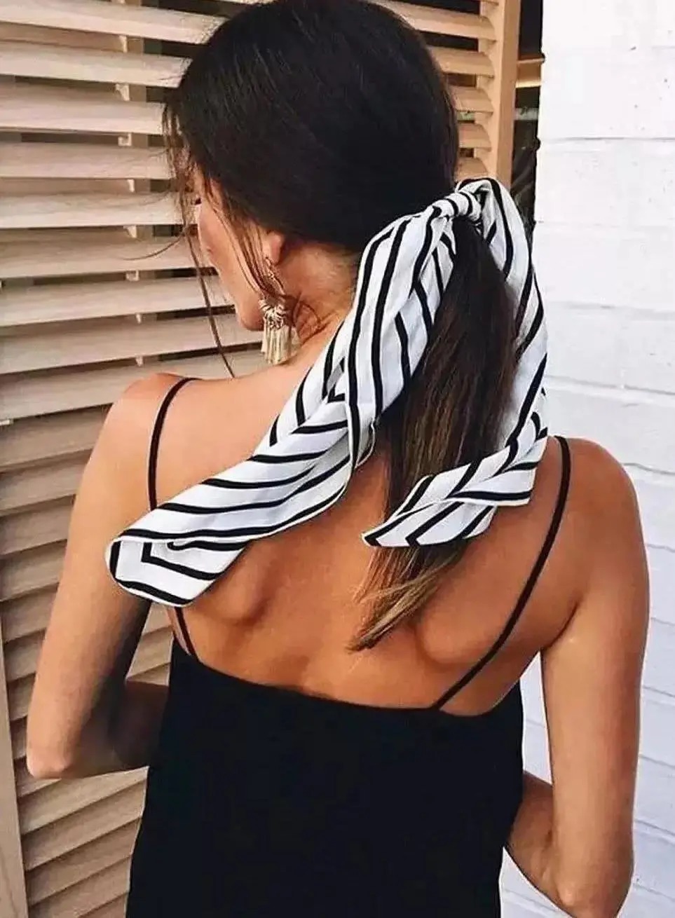 丝巾有什么时髦的使用方法,夏天系丝巾怎样发朋友圈