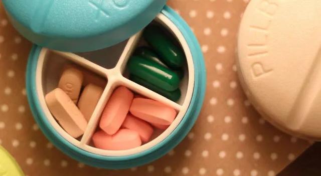 痛风贴什么膏药快速消肿止痛,痛风尿酸500如何快速止痛消肿