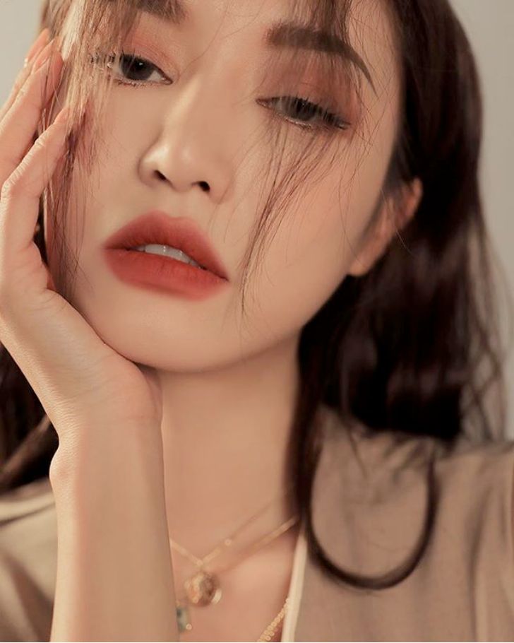 在折腾嘴唇这件事上,大家都一样