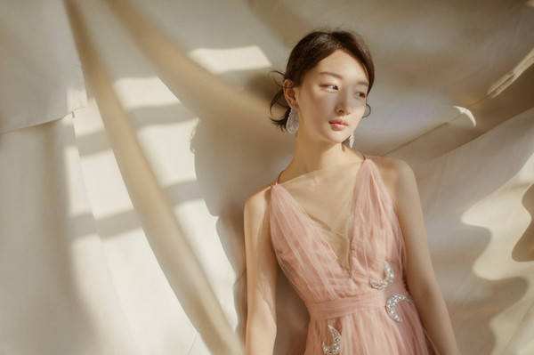 周冬雨拔的是哪颗智齿,周冬雨拔智齿脸肿成了表情包