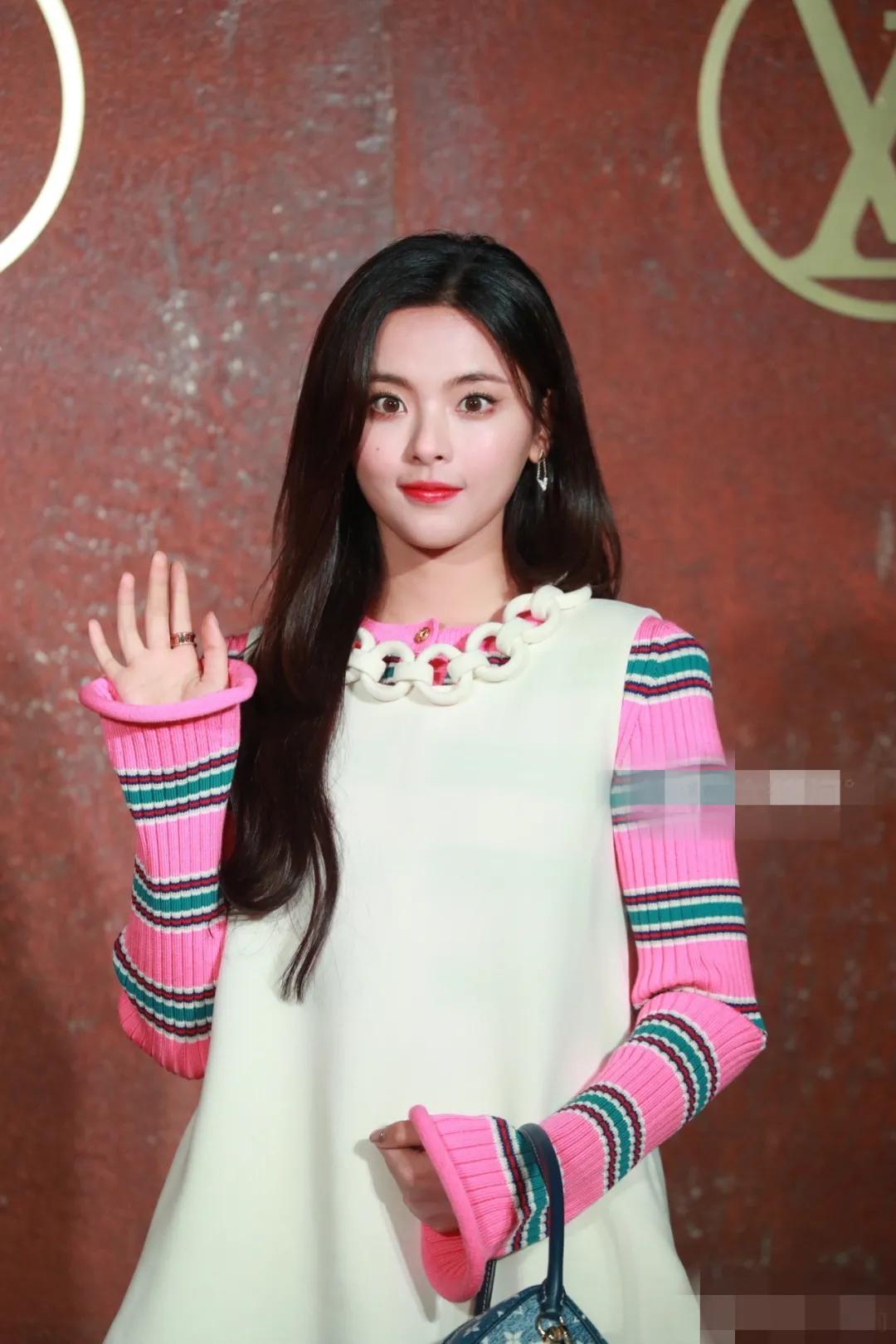 lv短袖金晨,杨采钰金晨刘亦菲宋祖德