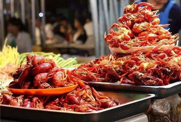 小伙摆地摊卖蔬菜一年赚了1350万,摆摊小伙月入10万