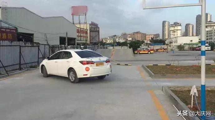 女司机考科目二当场吓傻蹲地上,女子科目二考试被别停崩溃大哭