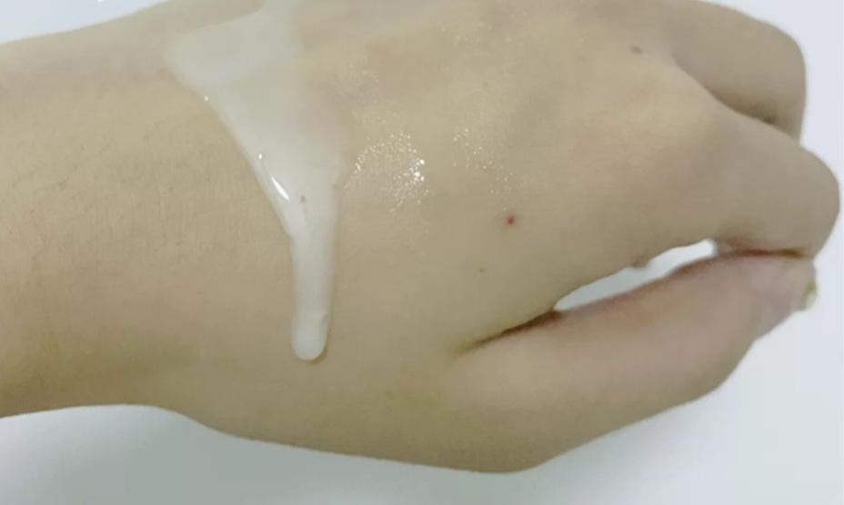 卡诗黑钻洗发水是什么颜色的质地,卡诗黑钻钥源和凝时洗发水的区别