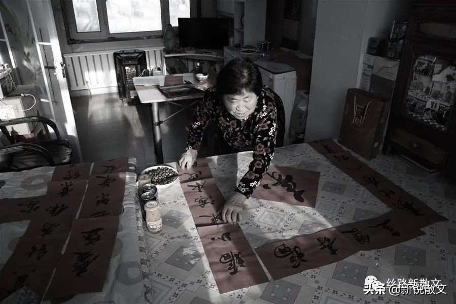 年关将近农村小伙写春联,年关将至写春联