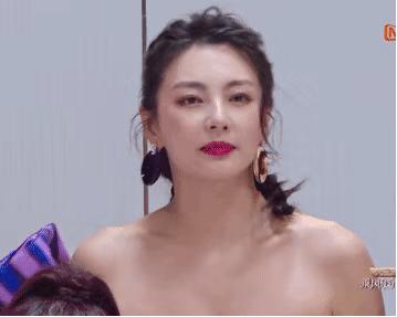 胸大怎么穿衣服不尴尬,胸大的妹子穿什么衣服保守