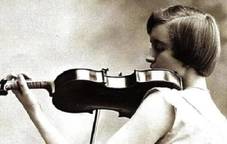 美国第一宅女继承34亿财产，将自己锁在公寓80年，一生只爱洋娃娃