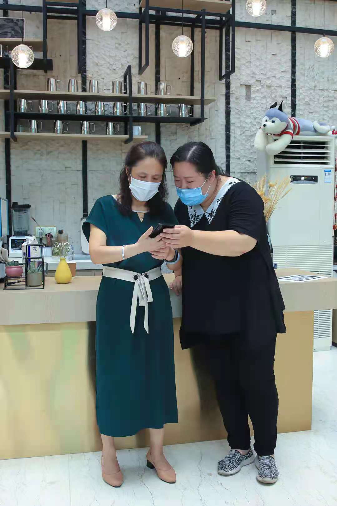 区街新闻|70多幅照片记录世茂滨江社区辖内志愿者,南京感谢你们