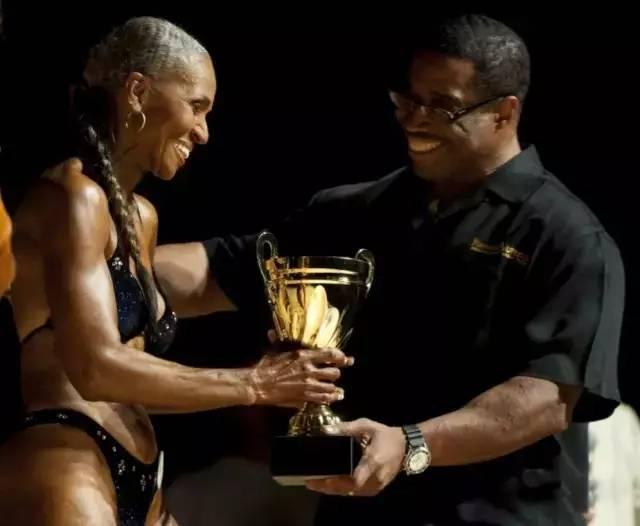 45岁健身身材犹如20岁少女,女子56岁健身如今身材惊艳